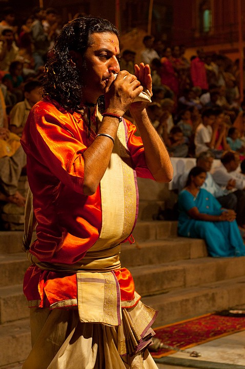 Varanasi, Indie: Ganga Aarti - kapłan gra na muszli (Indie i Bangladesz 2010 - imprezy masowe i inne śluby)